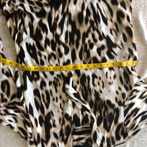 Worthington Womens Top Size: XL Animal Print Long Tab Sleeves it’s like new - Picture 11 of 12